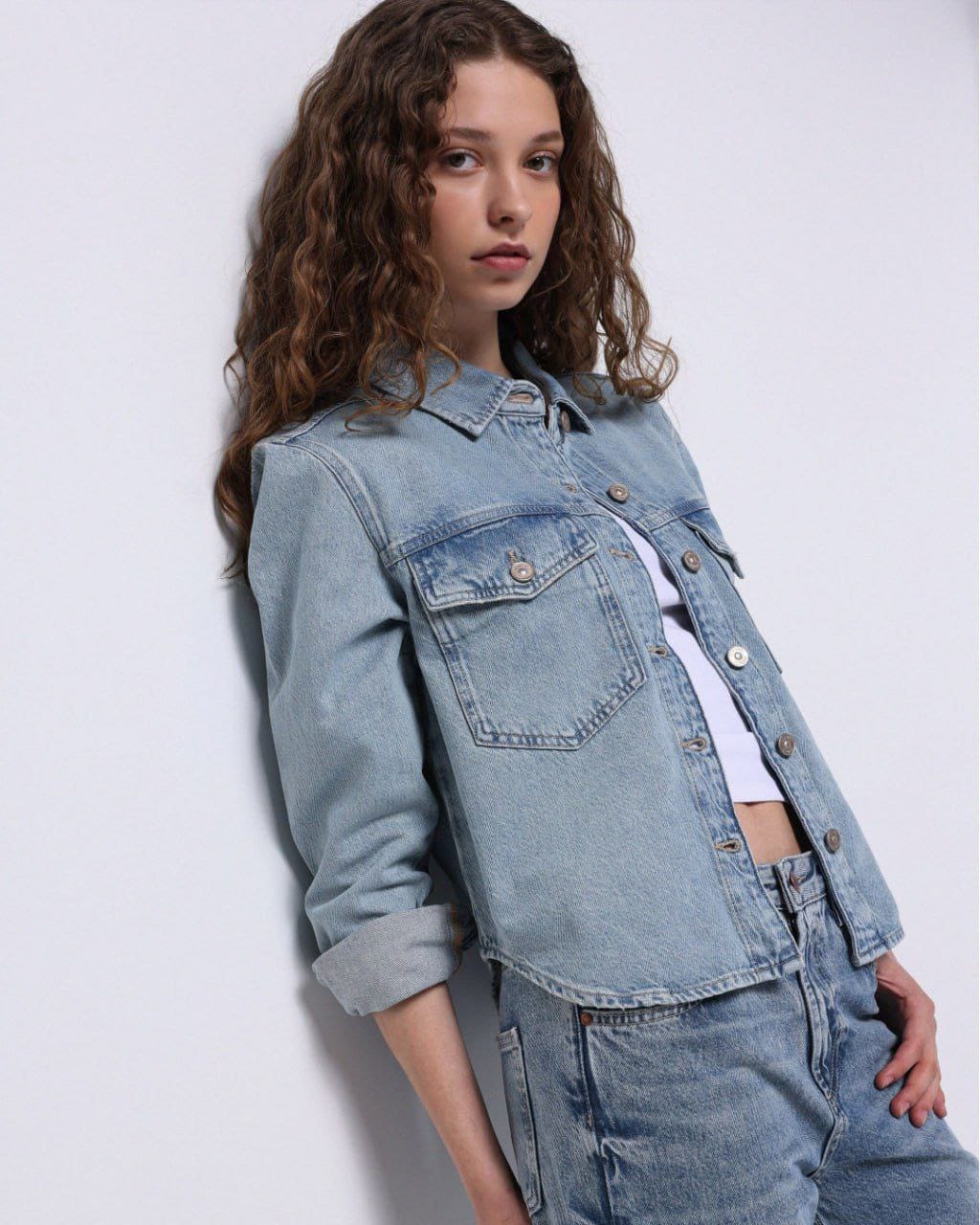 Denim vibes от Colin’s: стиль, свобода и солнечное настроение.
