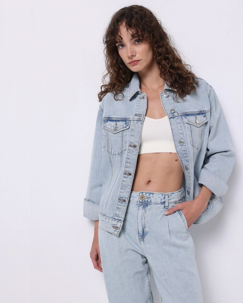 Denim vibes от Colin’s: стиль, свобода и солнечное настроение.